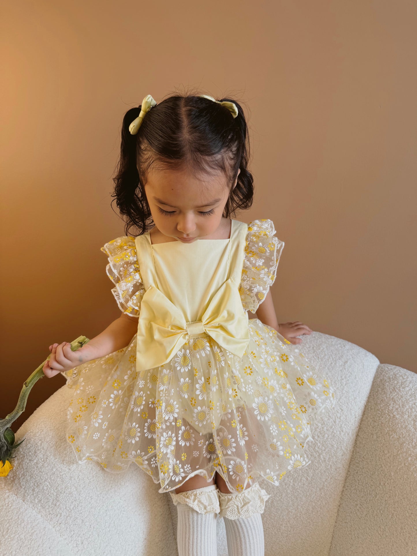 Vestido Amarillo con Tul Bordado de Margaritas y Lazo Frontal