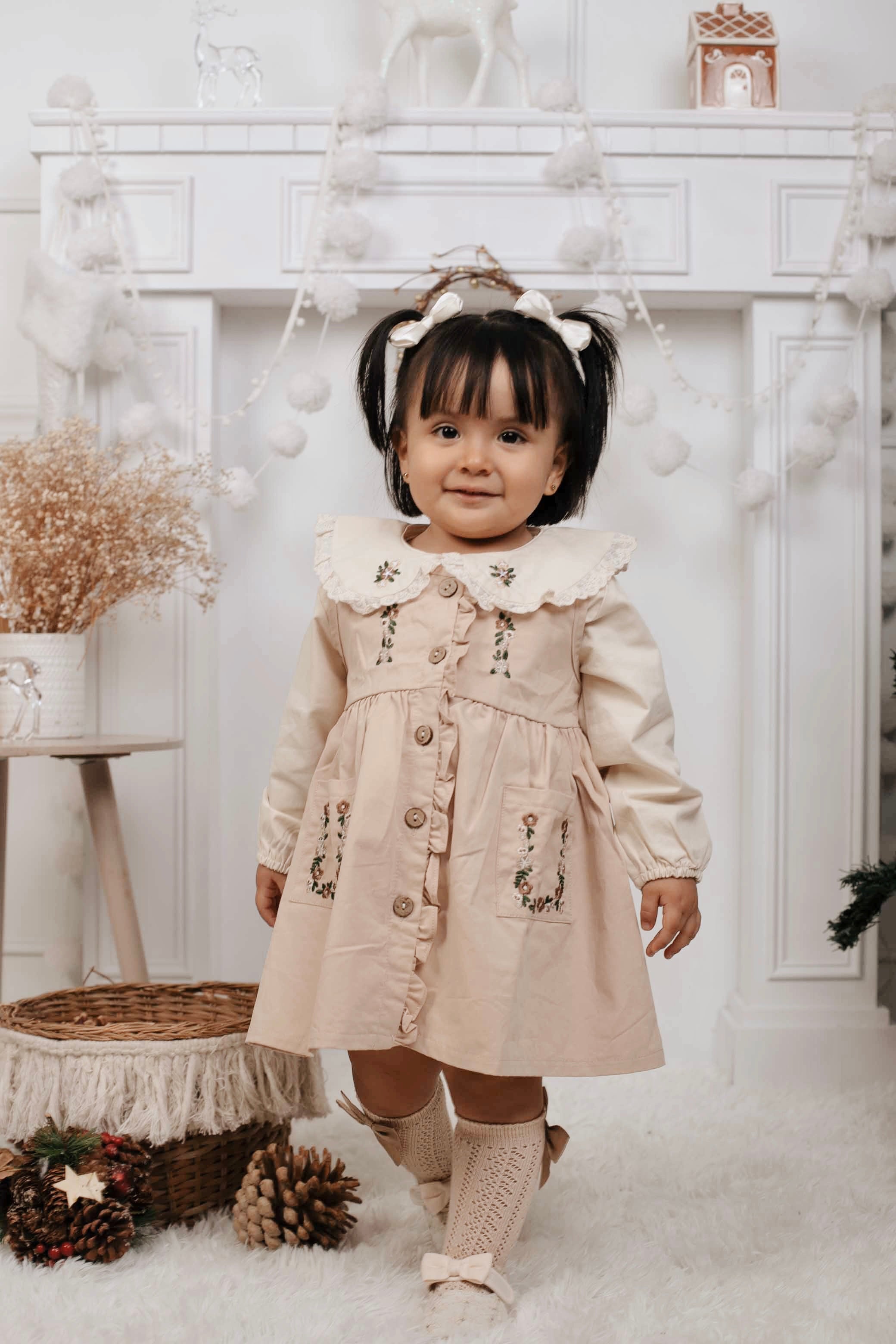 Vestido Beige con Bordado Floral Vintage Imagen principal del producto