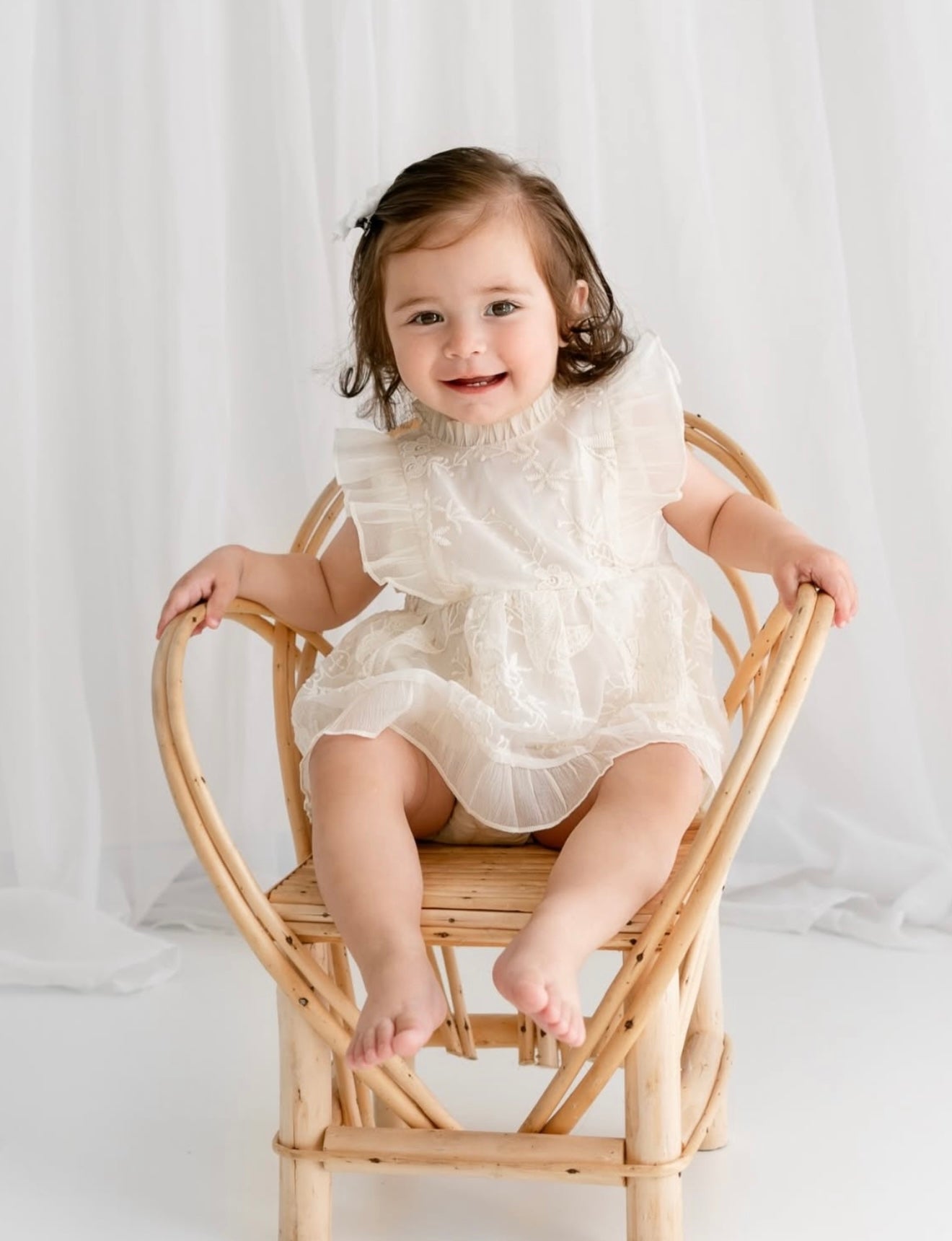 Romper Vestido Ivory Bordado Floral – Encanto Delicado Imagen secundaria del producto