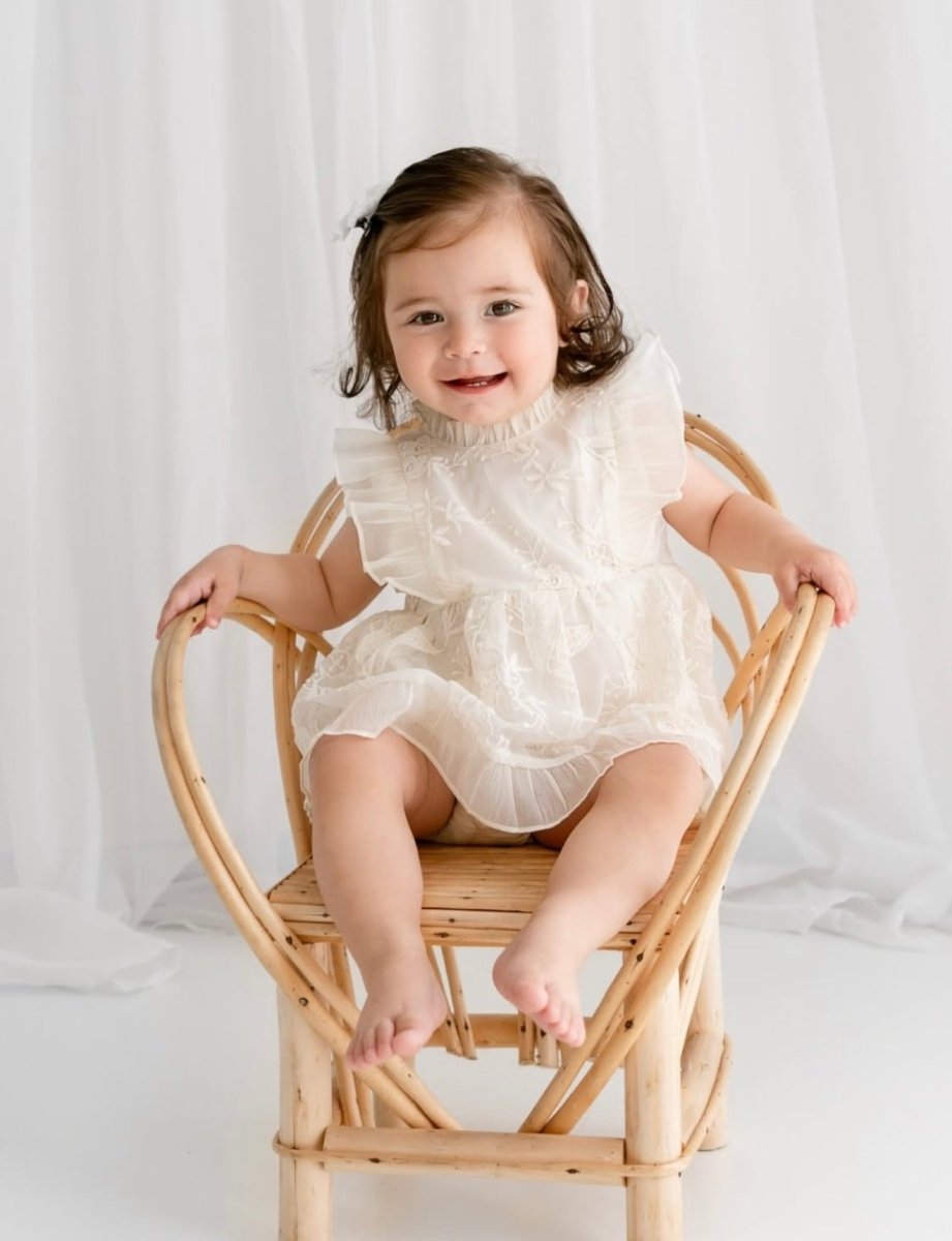 Romper Vestido Ivory Bordado Floral – Encanto Delicado | Vestido de Encaje | Ropa de bebé y niña | El Closet de Emma Imagen principal del producto