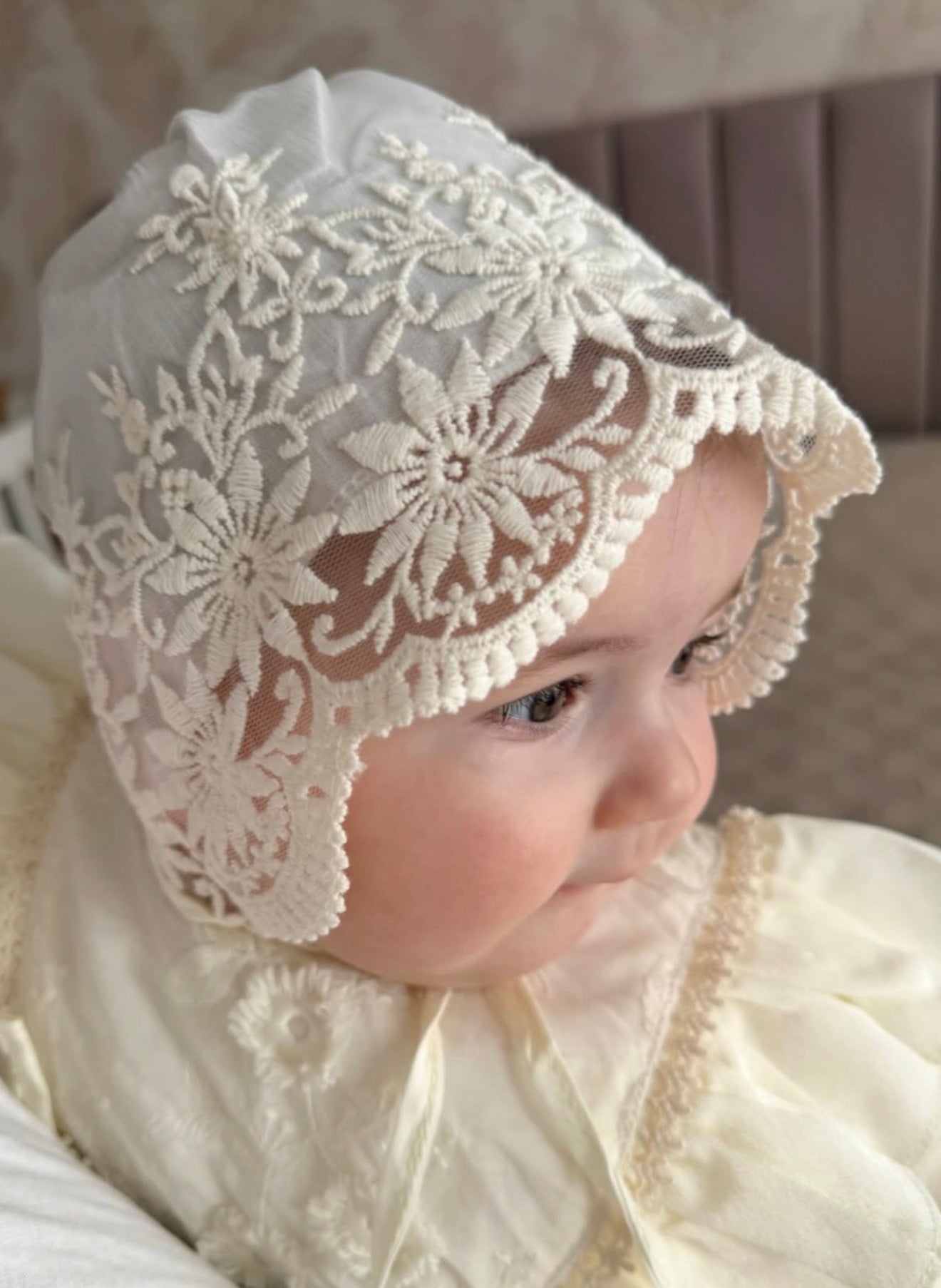 Gorro Blanco Bordado Encaje – Edición Clásica Imagen secundaria del producto