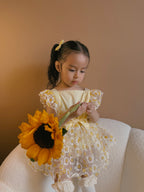 Vestido Amarillo con Tul de Margaritas y Lazo Frontal