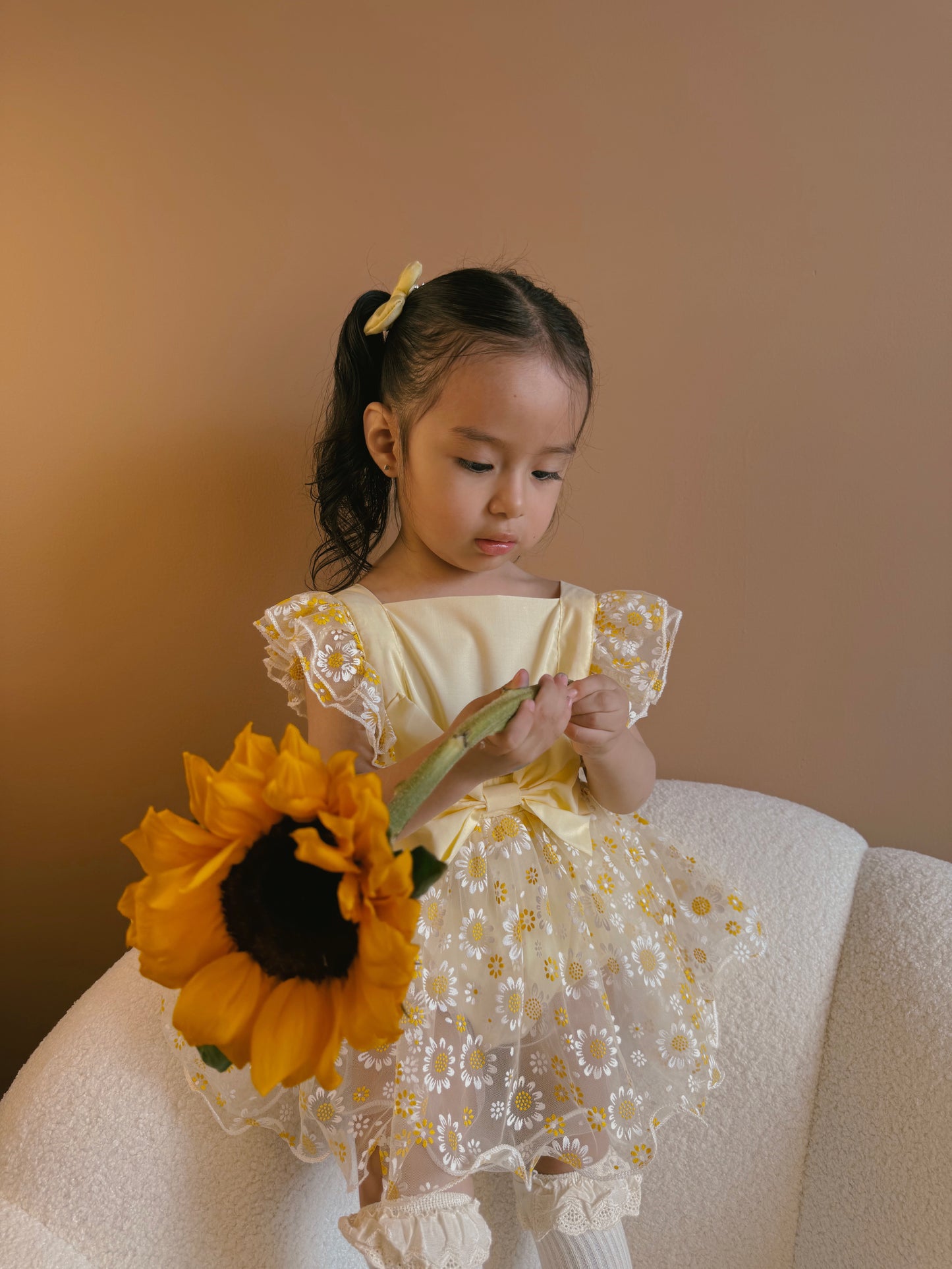 Vestido Amarillo con Tul Bordado de Margaritas y Lazo Frontal