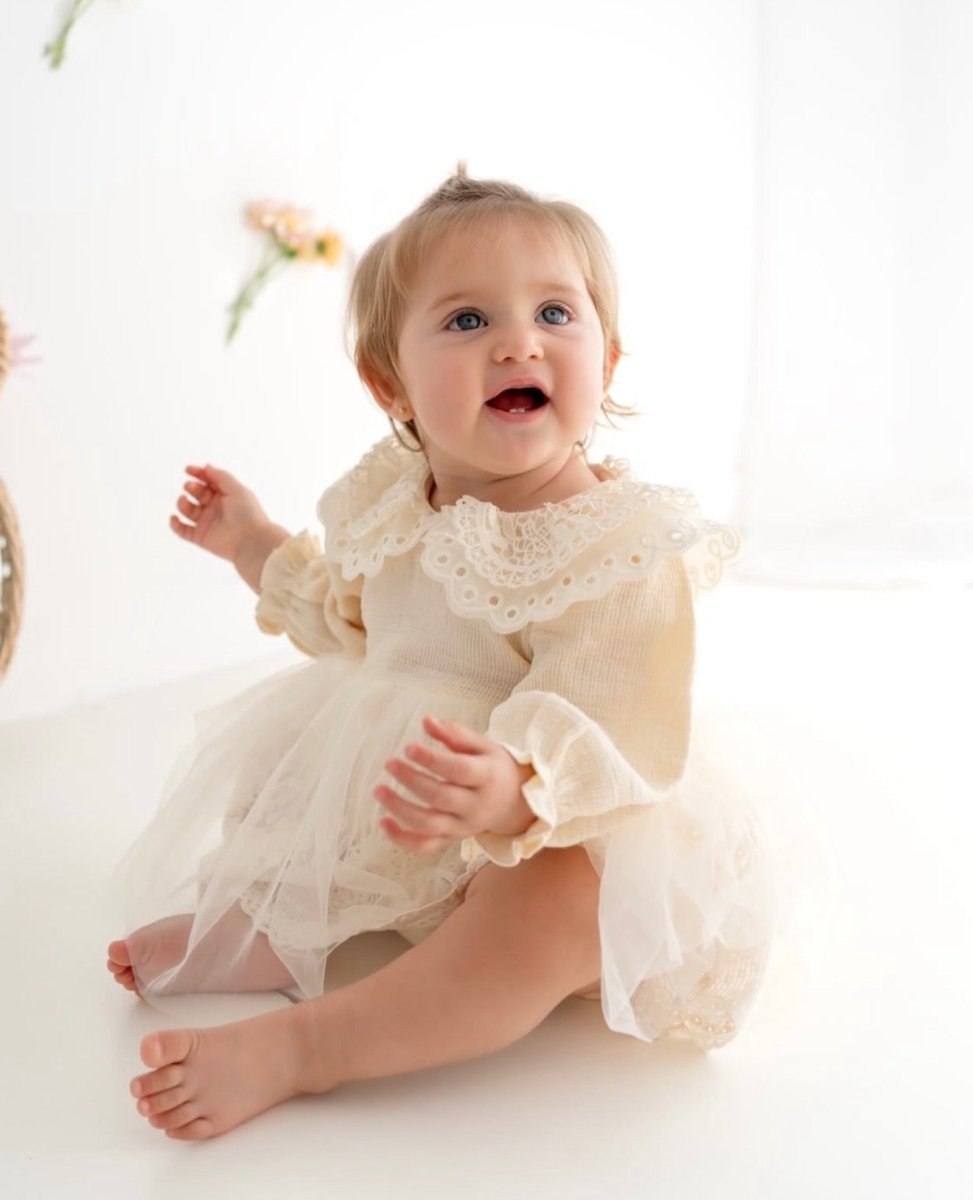 Vestido de Encaje Marfil con Cuello Vintage Bordado | Vestido de Encaje | Ropa de bebé y niña | El Closet de Emma Imagen principal del producto