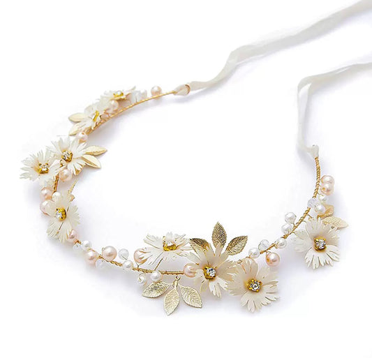 CORONA DE FLORES Y PERLAS