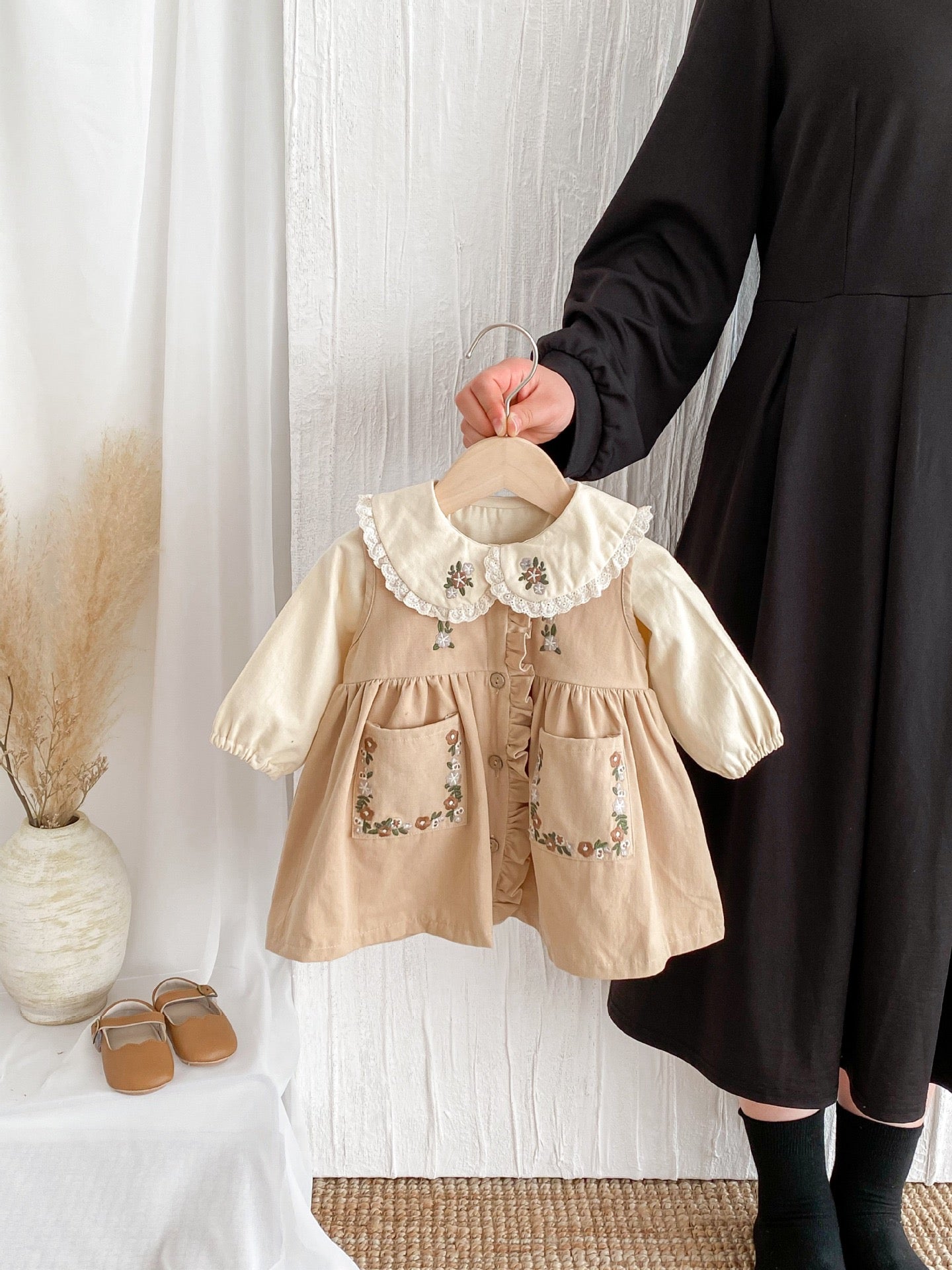 Vestido Beige con Bordado Floral Vintage Imagen principal del producto
