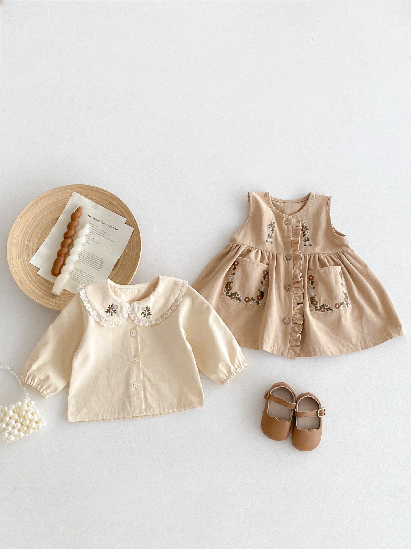 Vestido Beige con Bordado Floral Vintage Imagen secundaria del producto