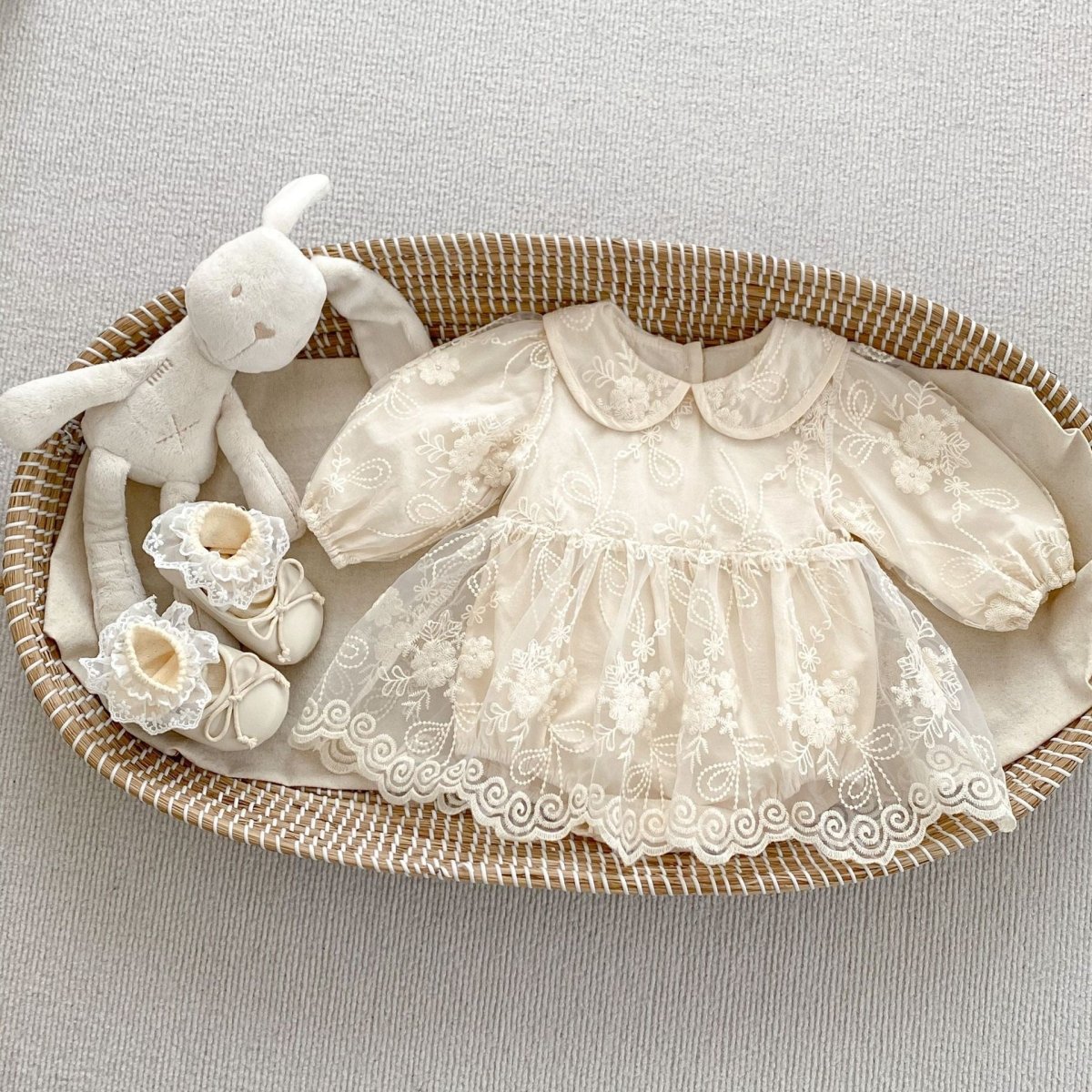 Enterizo “Dulce Encanto” – Para sus momentos más inolvidables | Vestido de Encaje | Ropa de bebé y niña | El Closet de Emma Imagen principal del producto