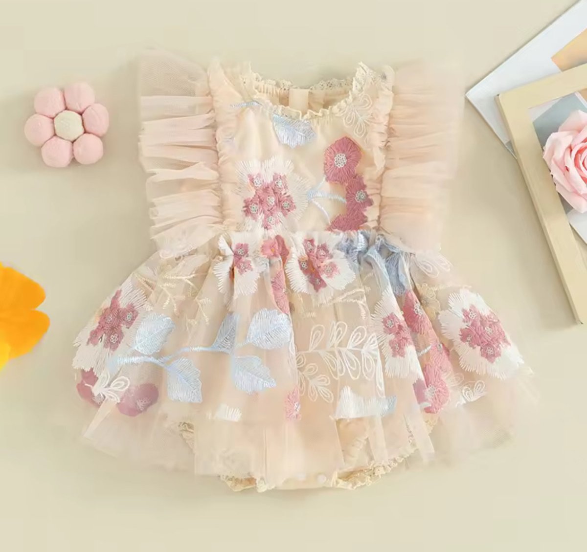 Vestido Bloom beige | Vestido de Encaje | Ropa de bebé y niña | El Closet de Emma Imagen principal del producto
