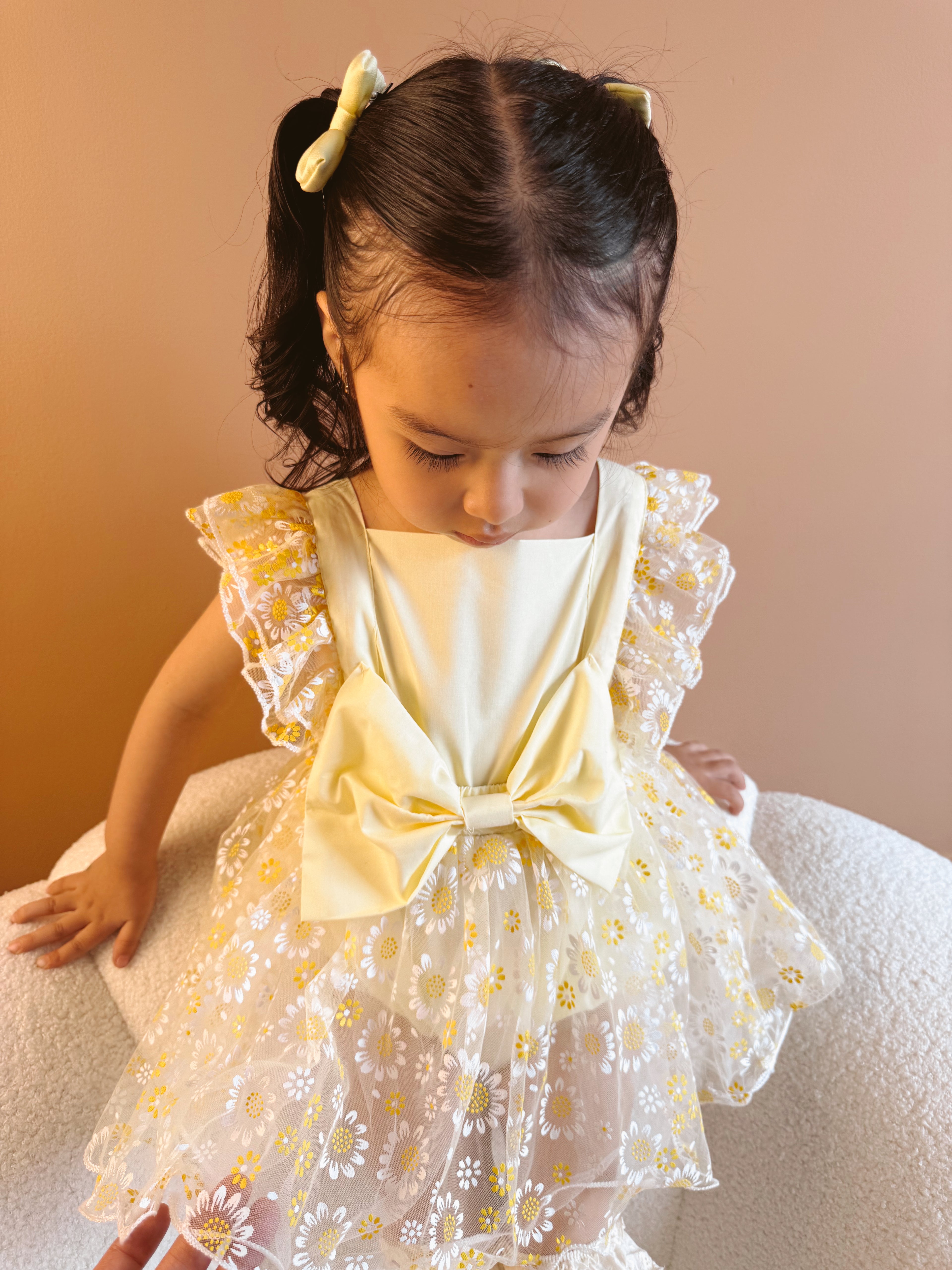 Vestido Amarillo con Tul de Margaritas y Lazo Frontal