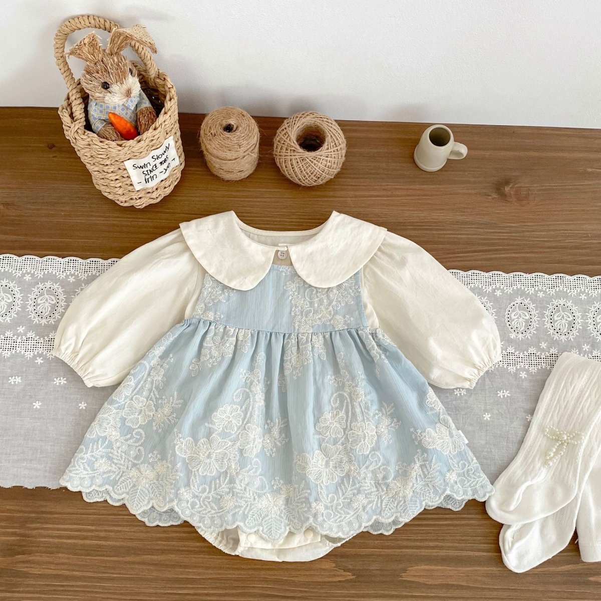 Vestido de encaje vintage celeste | Vestido de Encaje | Ropa de bebé y niña | El Closet de Emma Imagen principal del producto