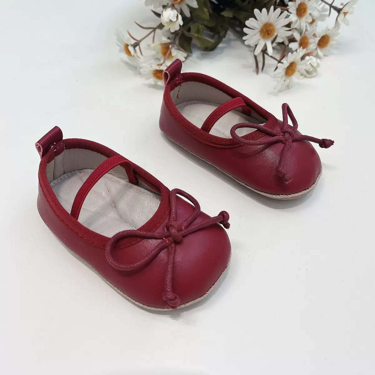 Zapatos Burdeos Tipo Bailarina con Lazo Delicado Imagen principal del producto