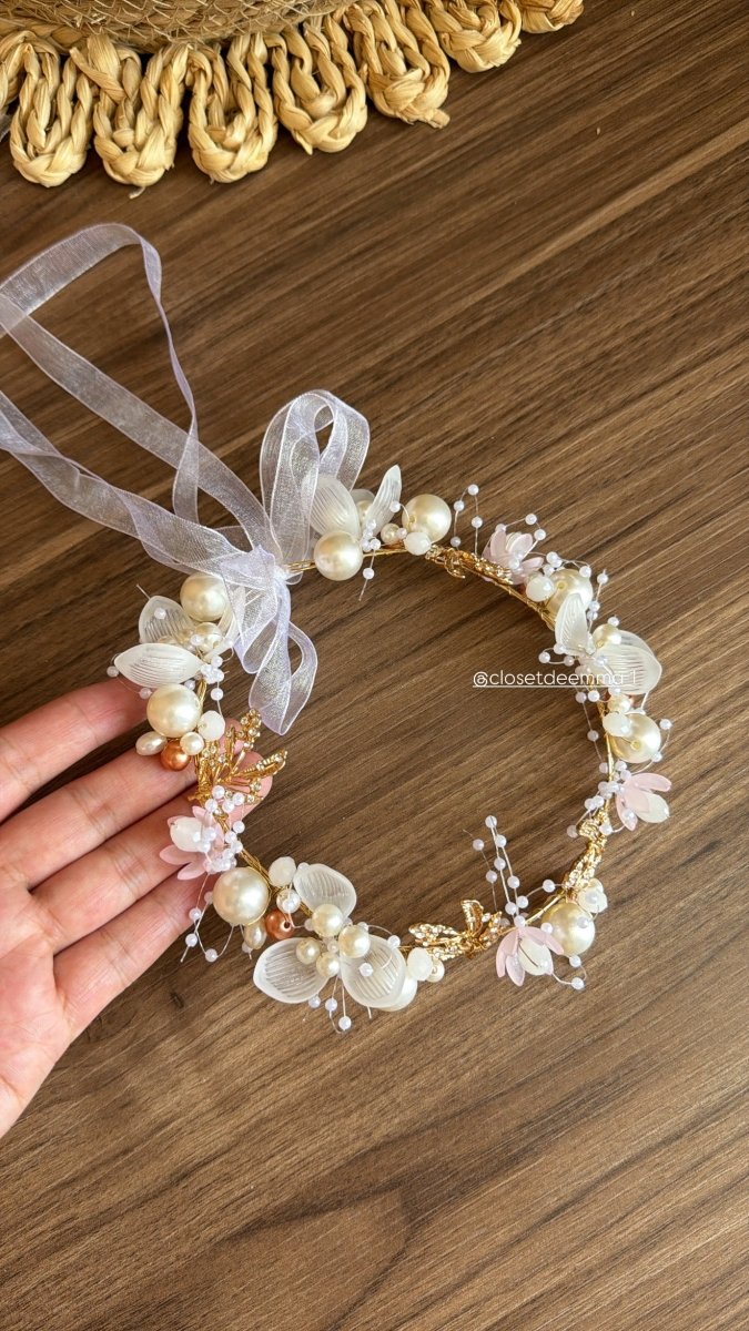 Tiara de perlas color rosa bebé 🩷 | Diademas, coronas | Ropa de bebé y niña | El Closet de Emma Imagen principal del producto