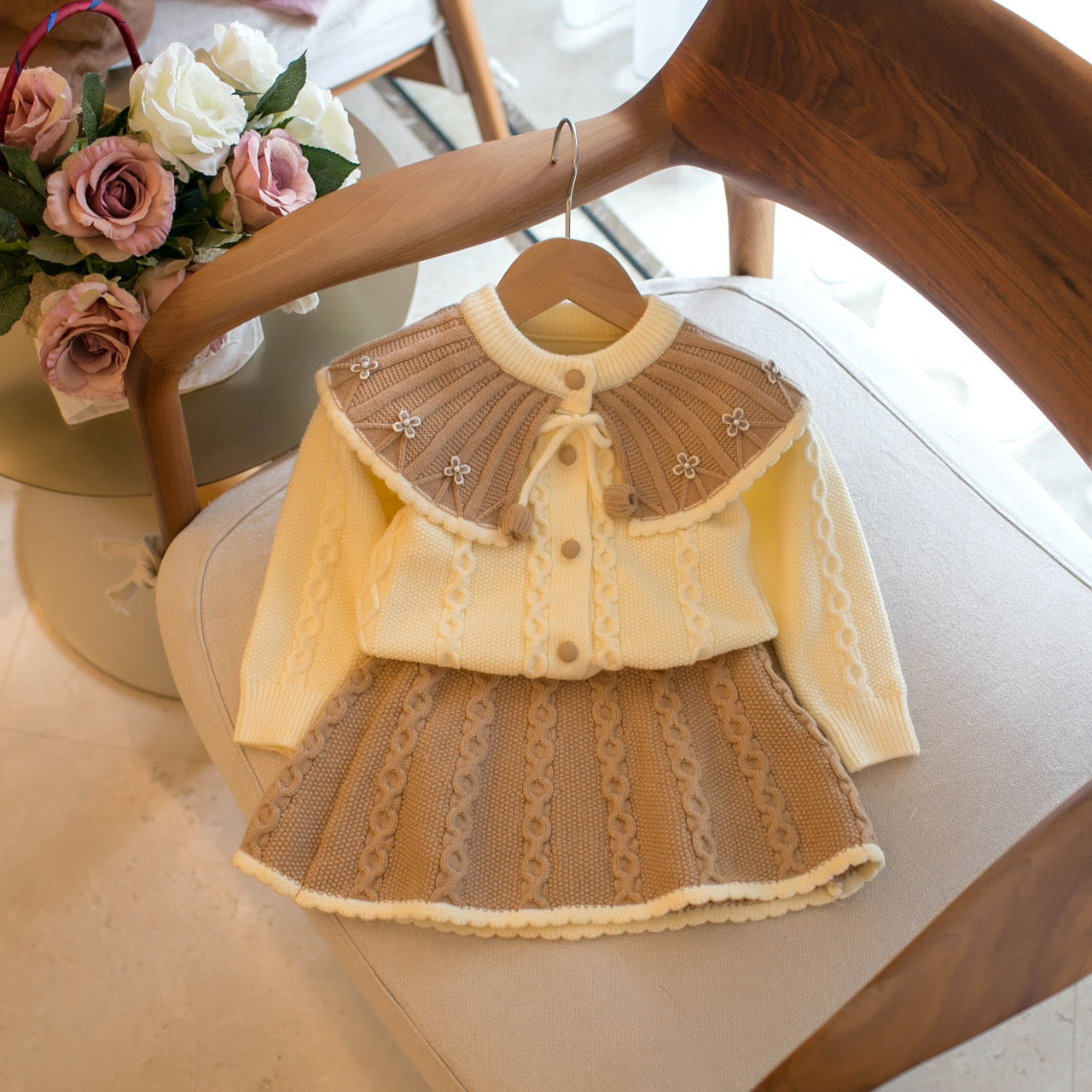 Conjunto Tejido Beige & Crema con Detalles Florales – Colección Otoño Encantado