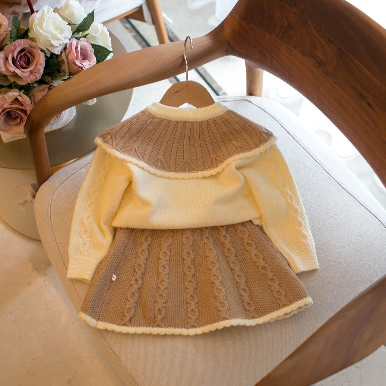 Conjunto Tejido Beige & Crema con Detalles Florales – Colección Otoño Encantado