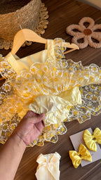 Vestido Amarillo con Tul de Margaritas y Lazo Frontal