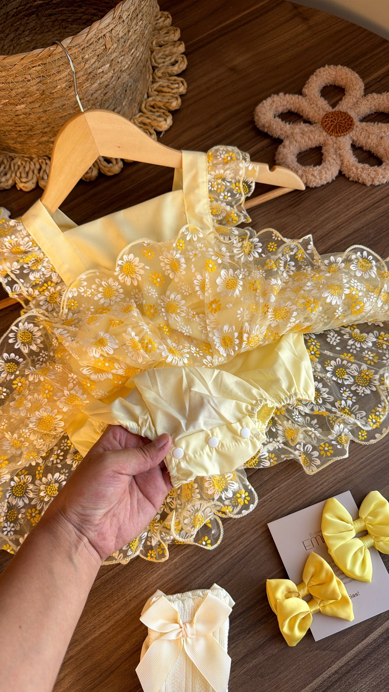 Vestido Amarillo con Tul de Margaritas y Lazo Frontal