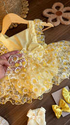 Vestido Amarillo con Tul de Margaritas y Lazo Frontal