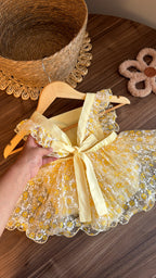 Vestido Amarillo con Tul de Margaritas y Lazo Frontal
