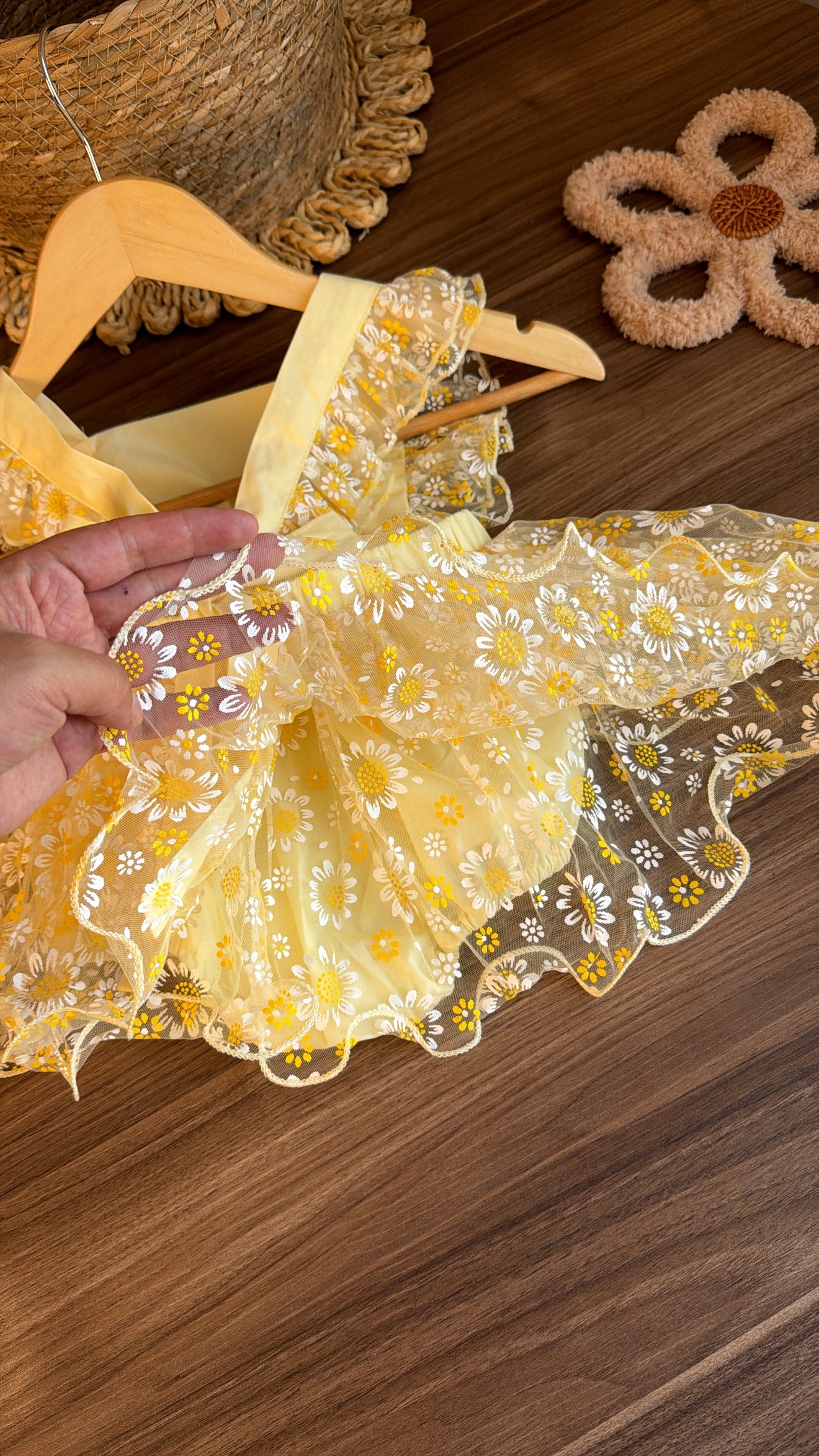 Vestido Amarillo con Tul de Margaritas y Lazo Frontal