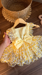 Vestido Amarillo con Tul de Margaritas y Lazo Frontal