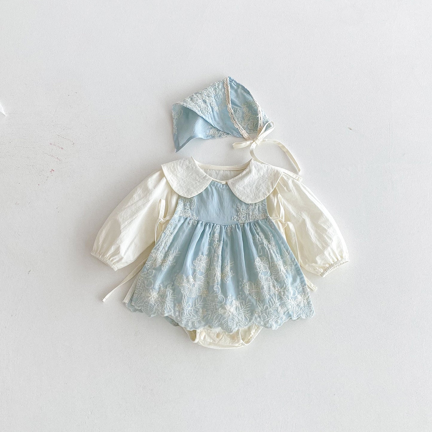 Vestido Celeste con Encaje Blanco y Gorro a Juego