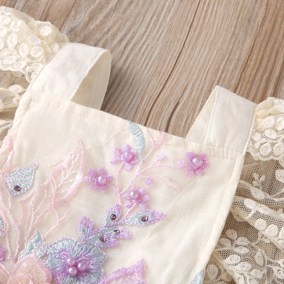 Enterizo de encaje con flores bordadas en color lila