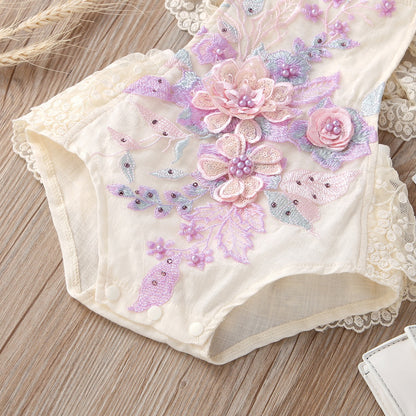 Enterizo de encaje con flores bordadas en color lila