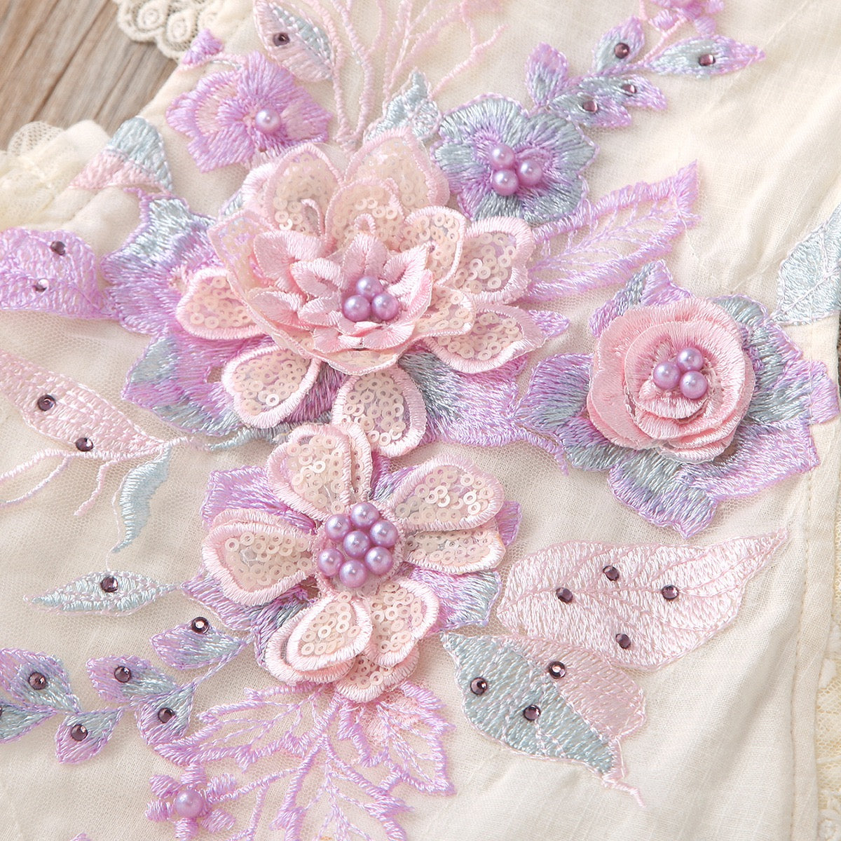 Enterizo de encaje con flores bordadas en color lila