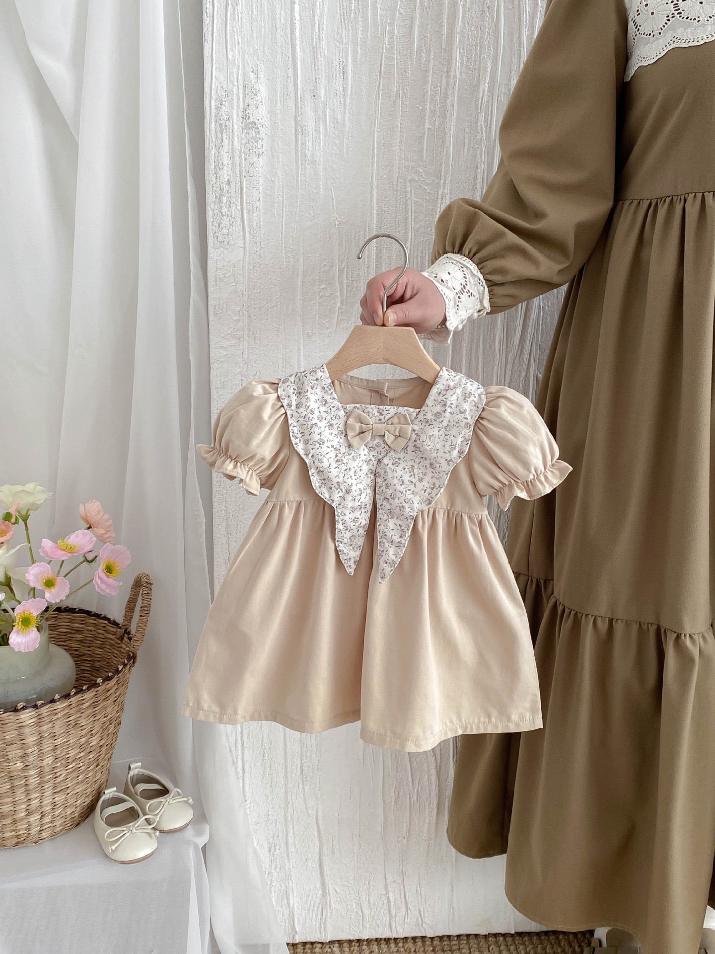 Vestido beige con cuello floral Imagen principal del producto