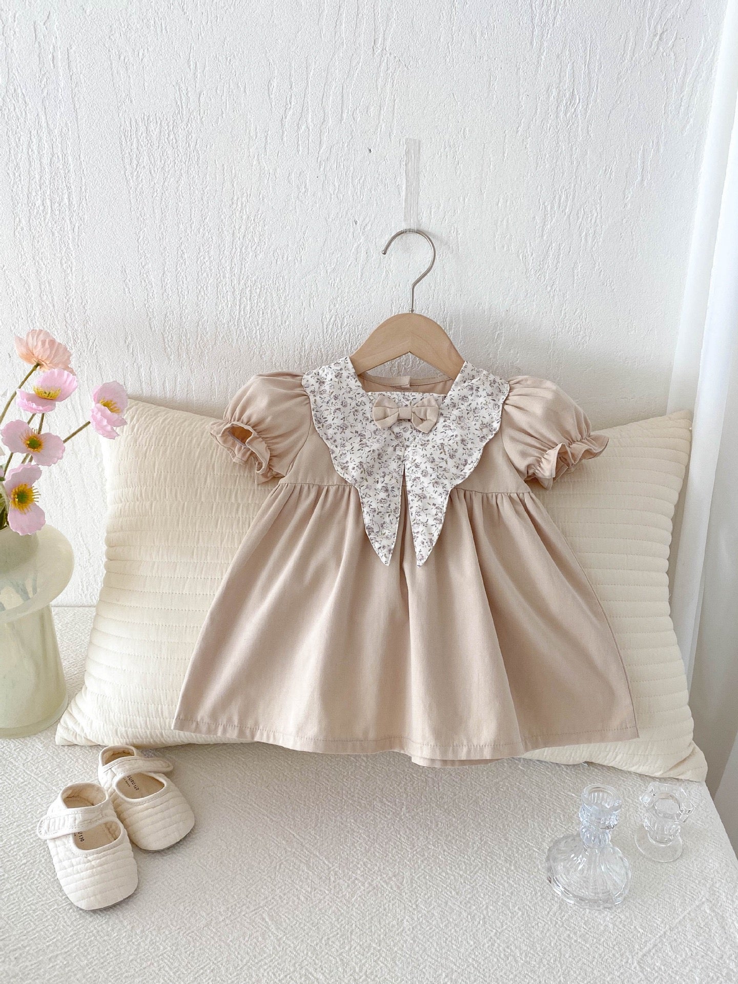 Vestido beige con cuello floral