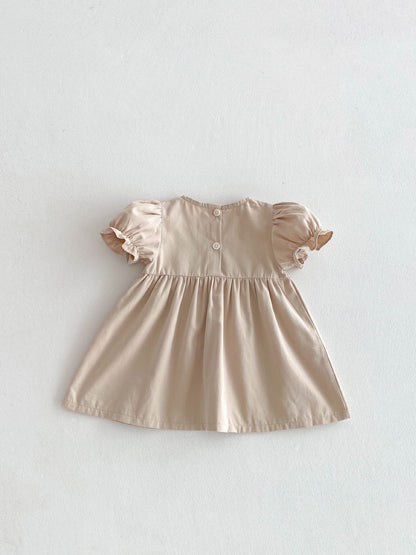 Vestido beige con cuello floral