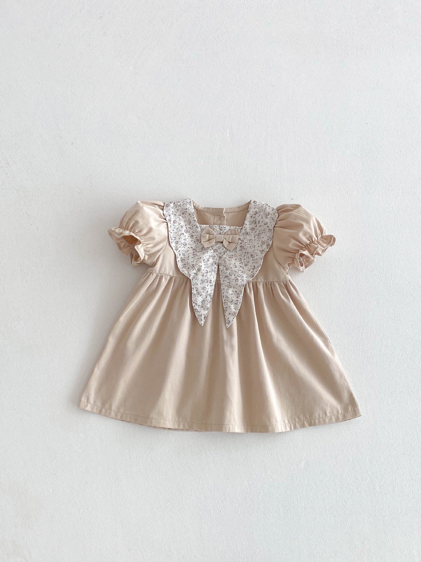 Vestido beige con cuello floral