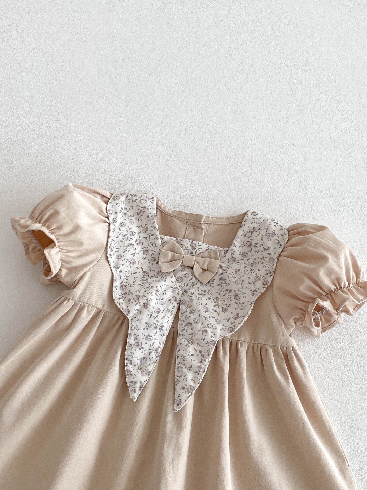 Vestido beige con cuello floral