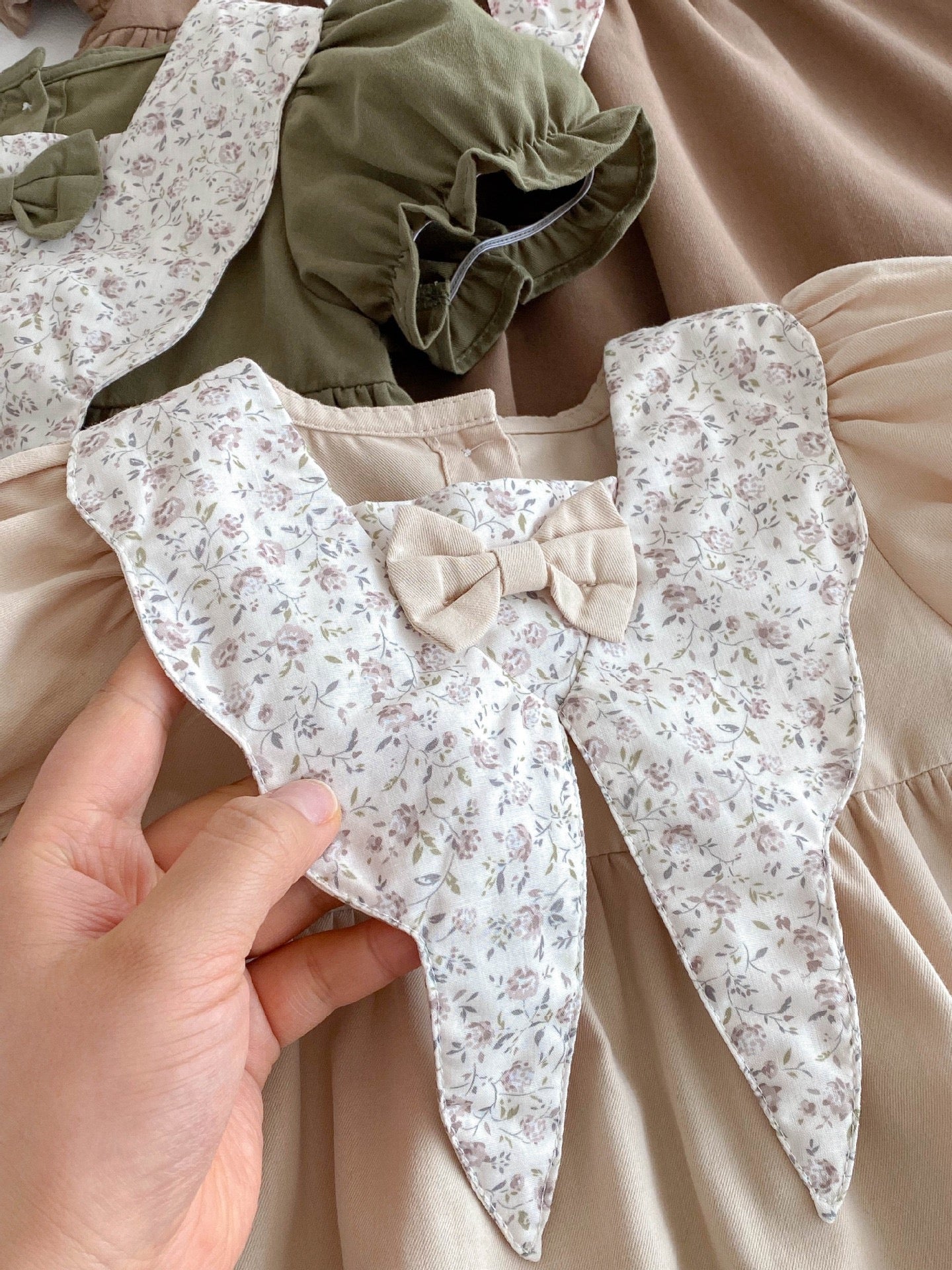 Vestido beige con cuello floral