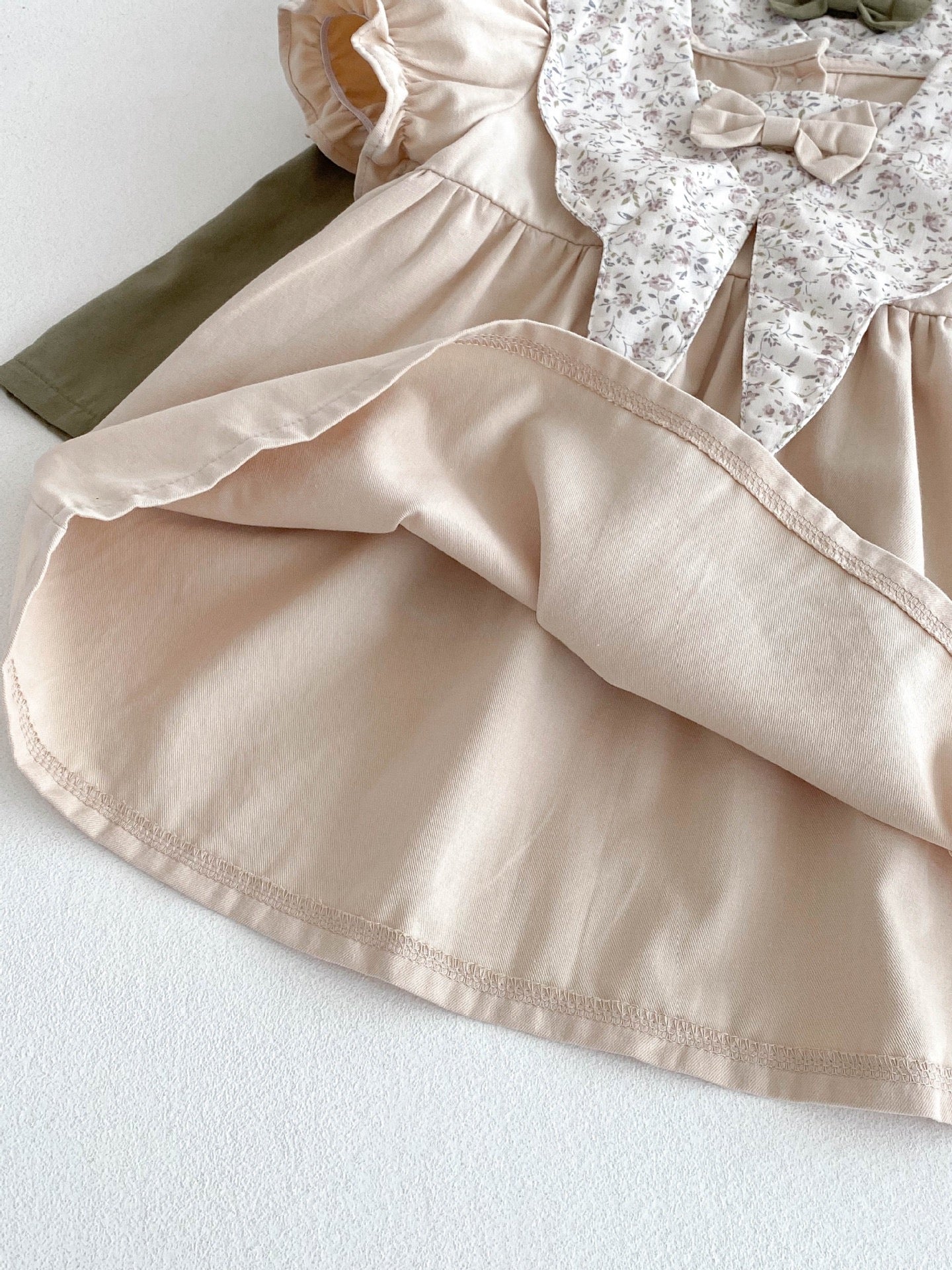 Vestido beige con cuello floral