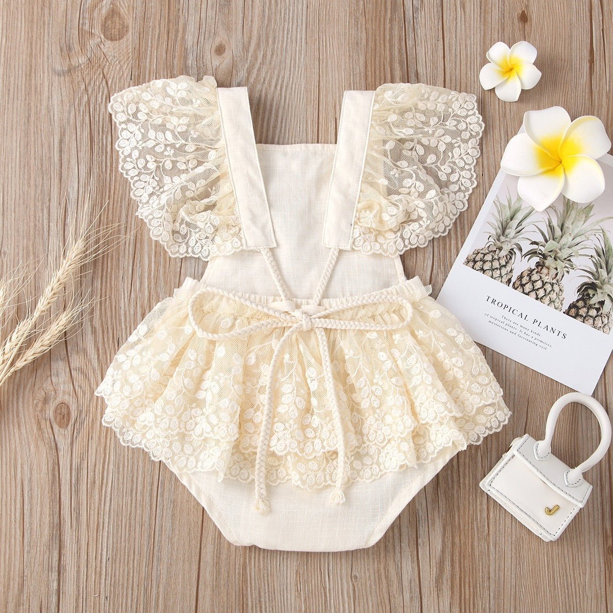 Enterizo de Encaje con Flores Bordadas para Bebé – Modelo Garden Bloom