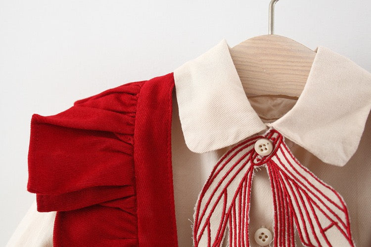 Vestido Rojo Clásico con Blusa Beige – Colección Navidad Mágica