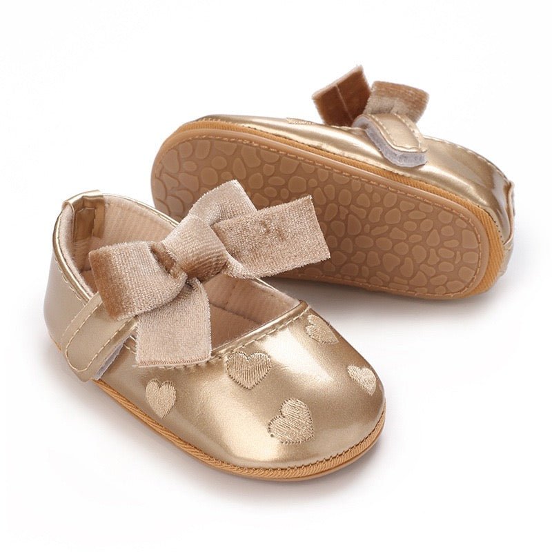 Zapatos Dorados para Bebé con Lazo de Terciopelo – Modelo Golden Heart | zapatos bebés | Ropa de bebé y niña | El Closet de Emma