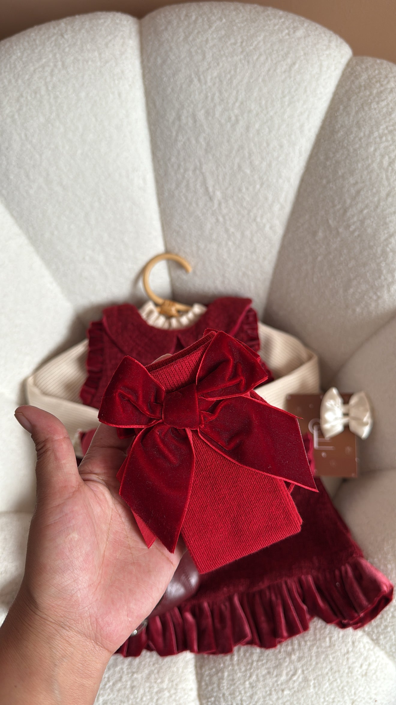 Outfit festivo en color vino