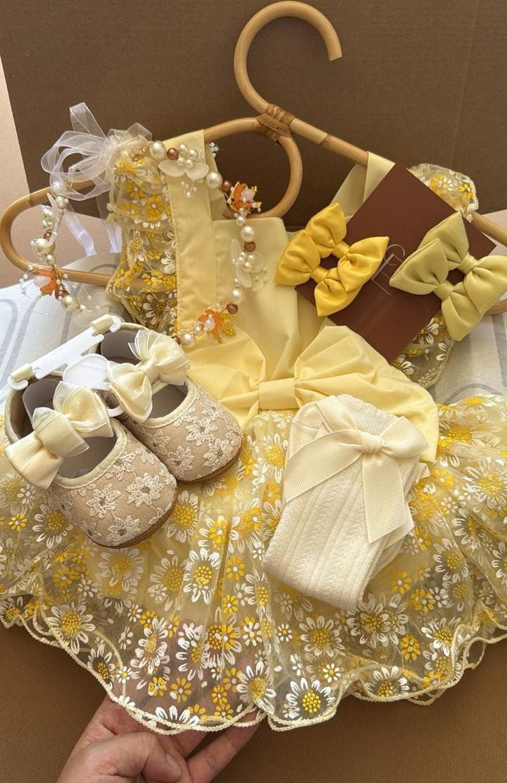 Outfit completo Vestido Amarillo con Tul Bordado de Margaritas y Lazo Frontal