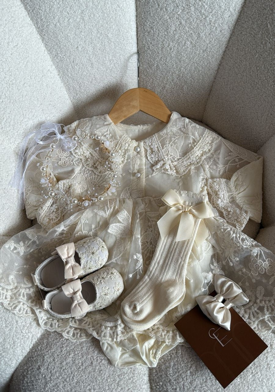Outfit completo Vestido “Encanto de Encaje” – Pura dulzura y elegancia para tu bebé