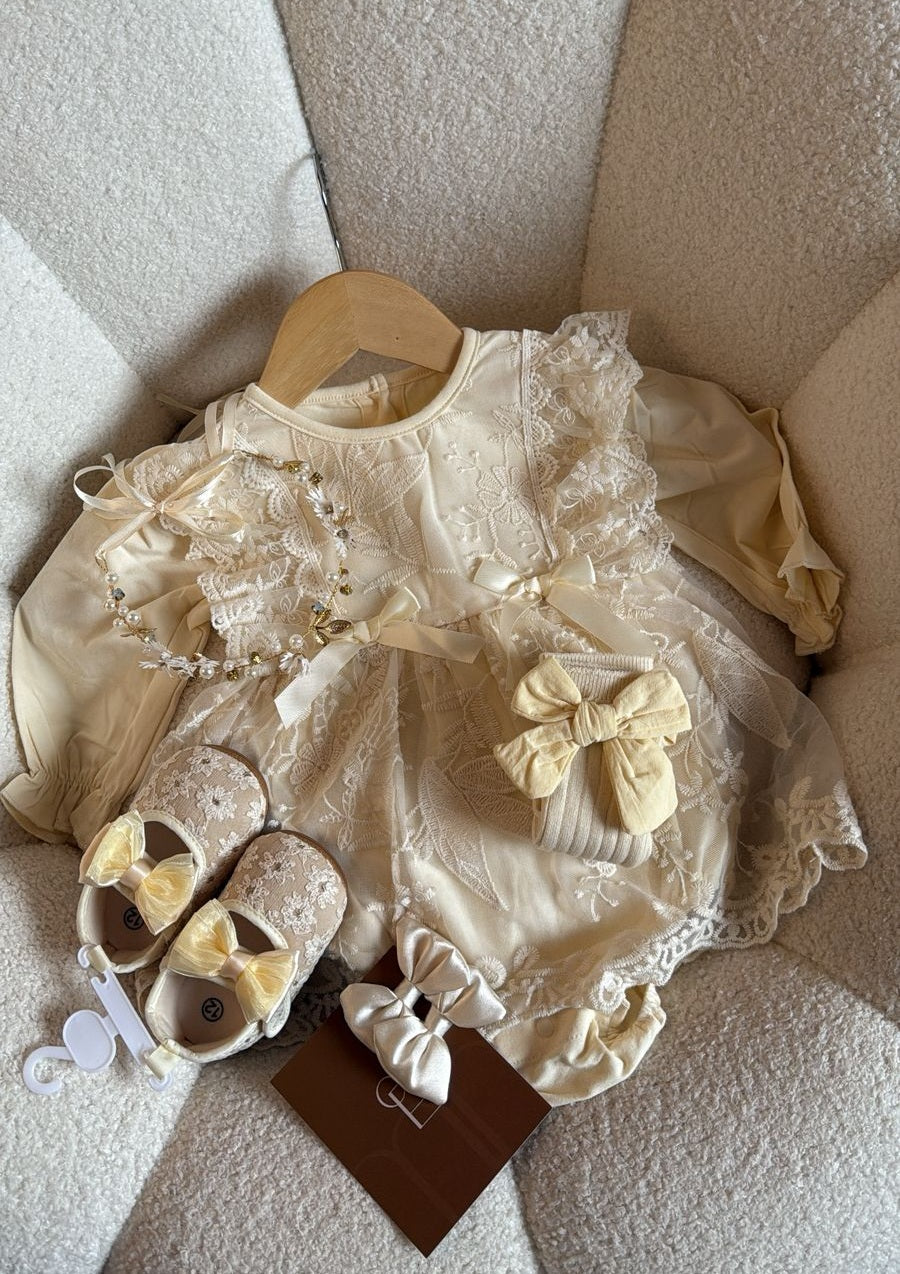 Outfit completo Vestido de Encaje Marfil con Bordado Floral y Lazos