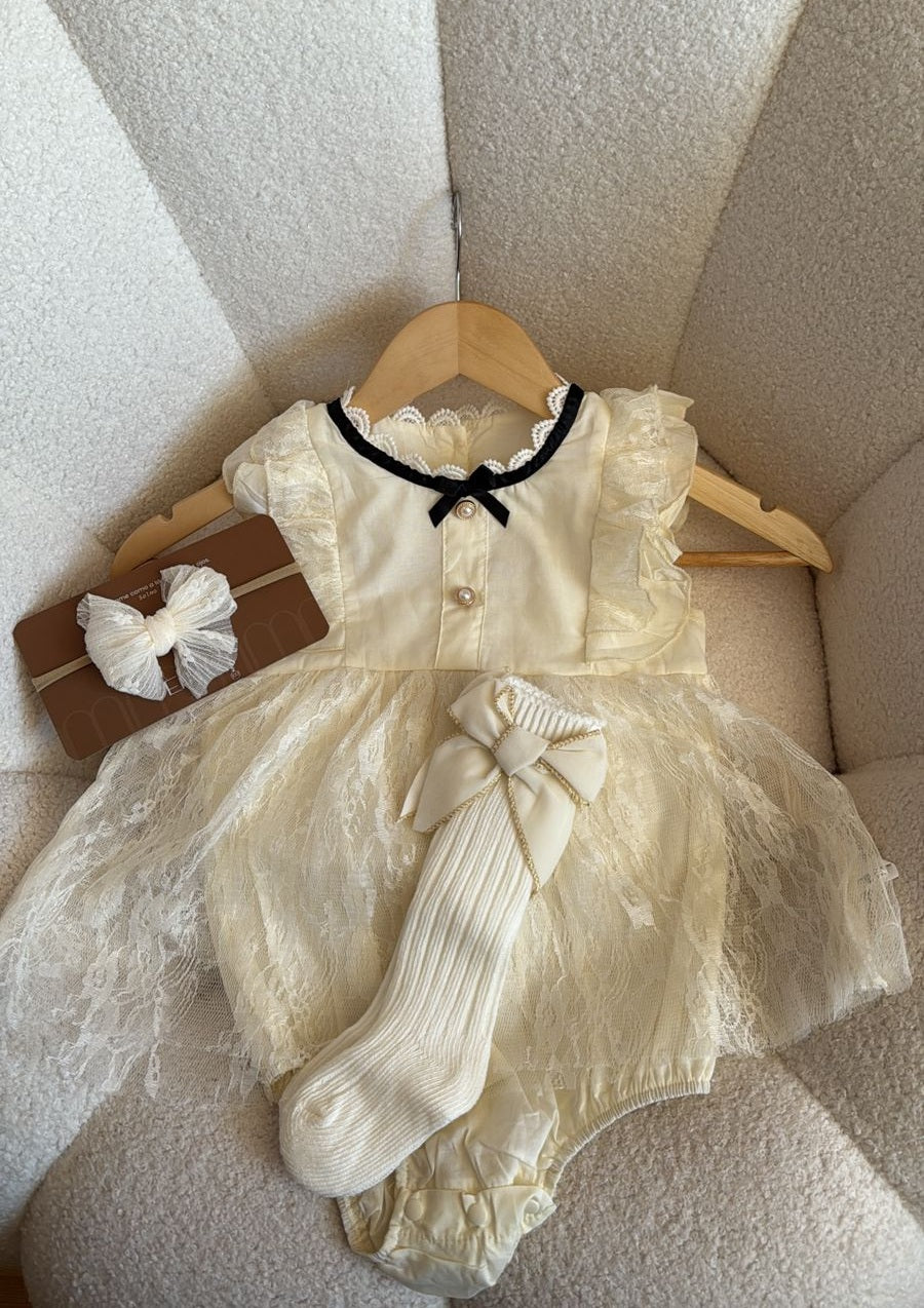 Outfit completo Romper Vestido Ivory Encaje Floral – Lazo Negro