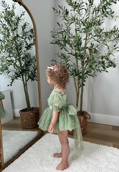 Vestido Verde Encantado con Bordados Florales