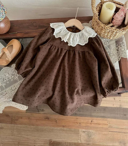 Vestido Chocolate con Cuello de Encaje + Cardigan Beige Bordado (Conjunto 2 Piezas)