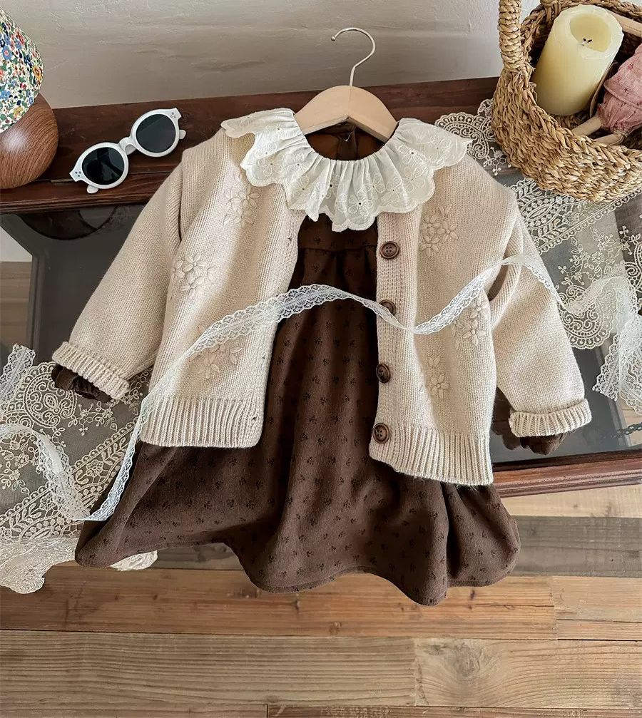 Vestido Chocolate con Cuello de Encaje + Cardigan Beige Bordado (Conjunto 2 Piezas)