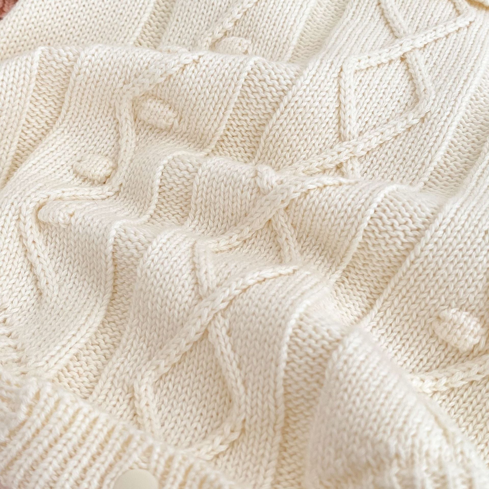 Romper Tejido Ivory con Volantes y Relieve Floral Imagen secundaria del producto