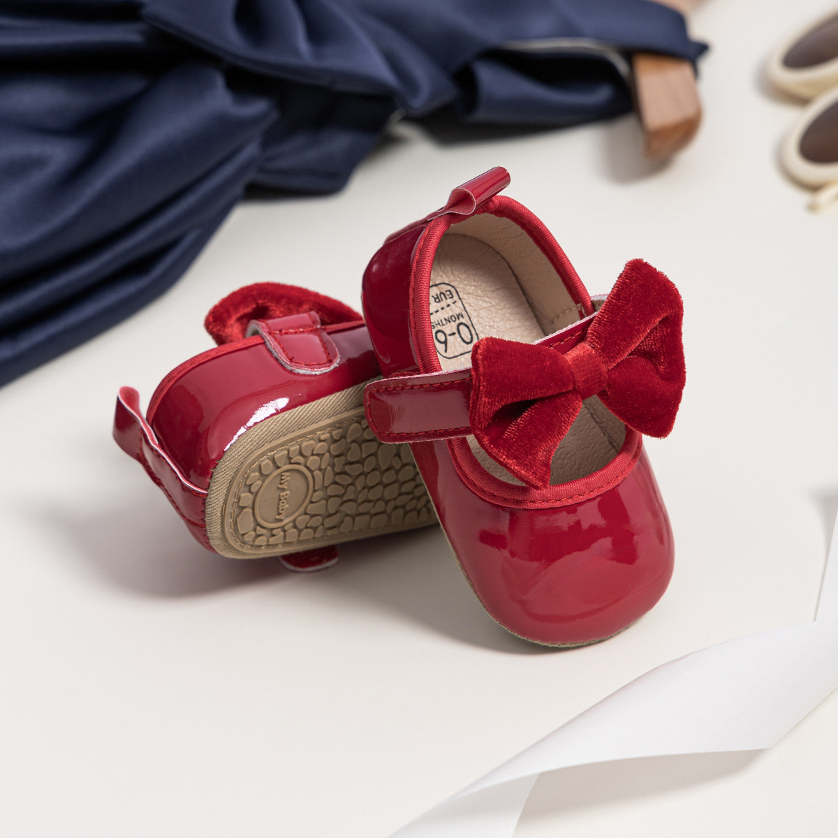Zapatos de Charol Rojo con Lazo de Terciopelo – Colección Festiva