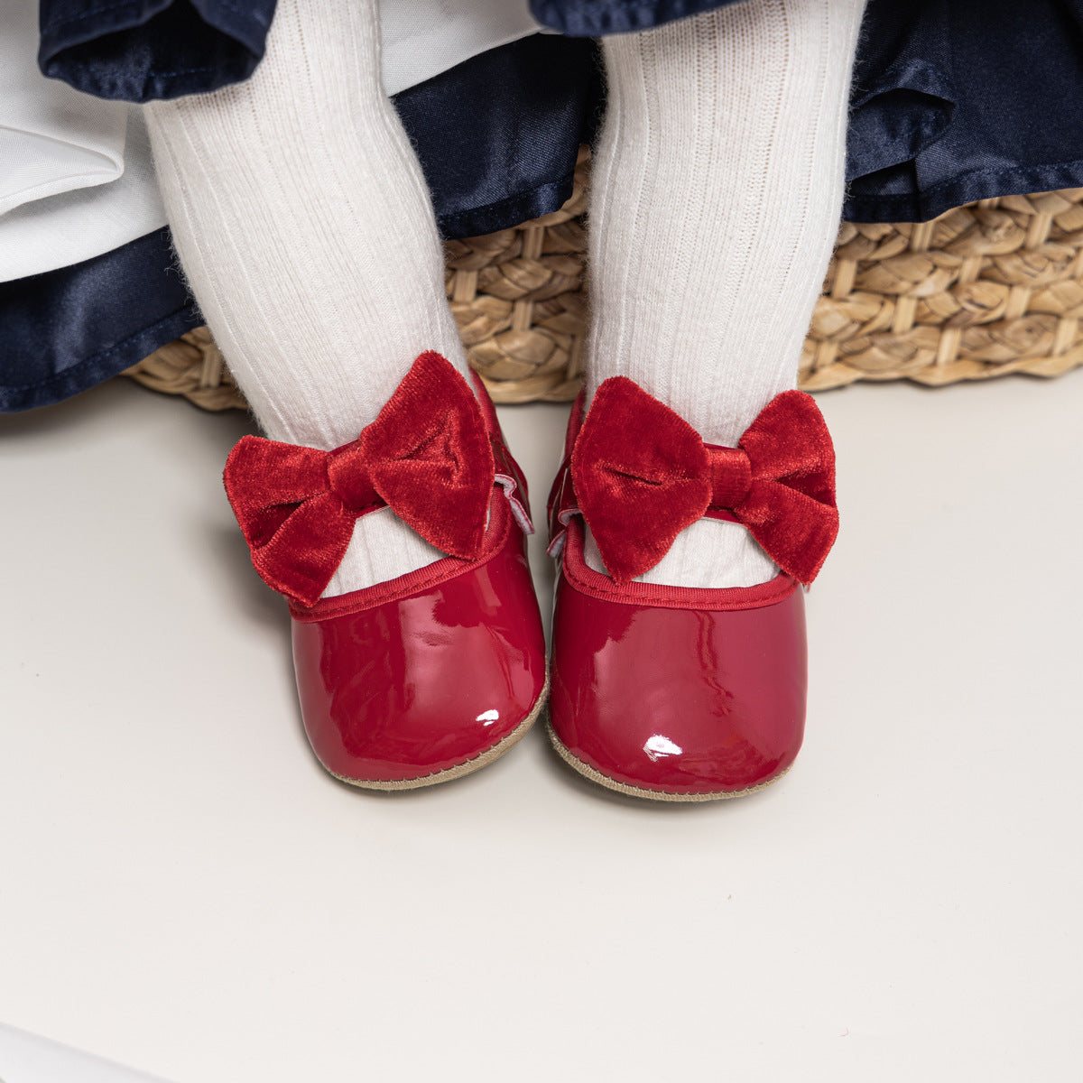 Zapatos de Charol Rojo con Lazo de Terciopelo – Colección Festiva